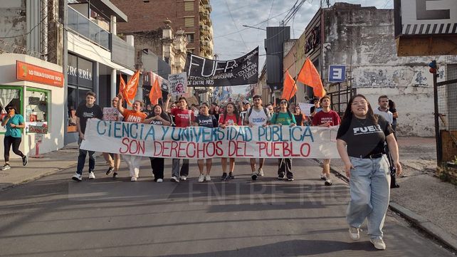 Miles de personas marcharon al centro cívico de Paraná en rechazo del veto a la Ley Financiamiento Universitario y a la Emergencia Pediátrica.