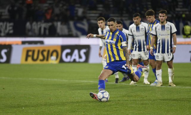 Di María convierte de penal ante Talleres. El Canalla lo perdía por dos goles y con coraje y fútbol lo empató. Debió haberlo ganado.