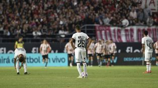 De no creer. Recién empezado el complemento y los jugadores de Newells lamentan el tercero de Estudiantes.