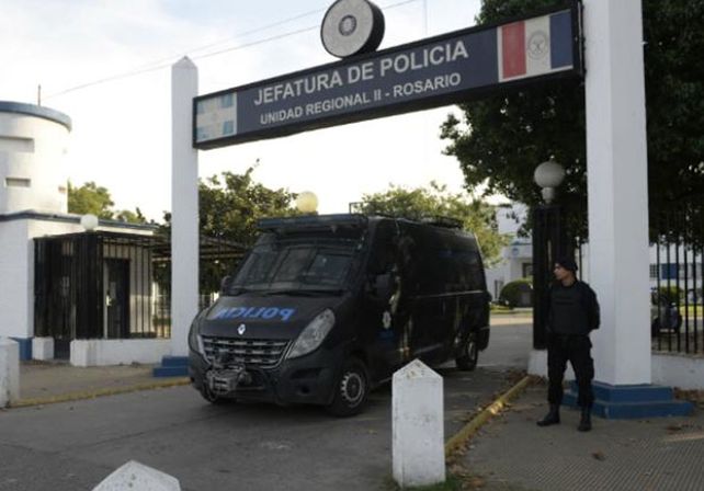 Rosario: allanaron dependencias policiales por irregularidades en la prestación de horas extras