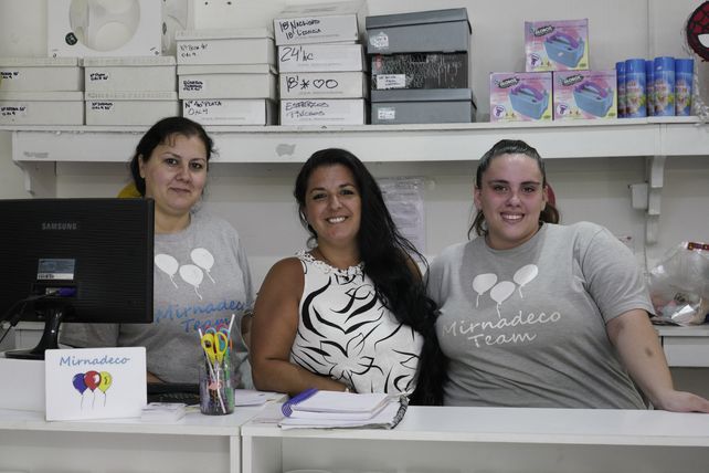 Mirna y parte de su equipo de trabajo en su tienda de decoraci&oacute;n de globos.