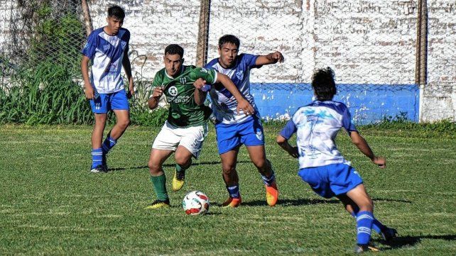 En barrio La Floresta Sportivo Urquiza y Oro Verde empataron 1 a 1. Atlético Paraná manda en el inicio del certamen.