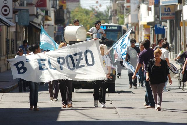 Los vecinos del barrio El Pozo se movilizan al Concejo en reclamo por la Línea 2