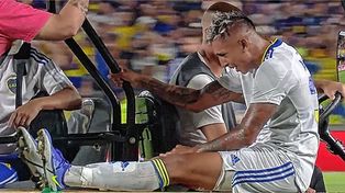 Almendra se retiró lesionado en el partido ante Universidad de Chile.