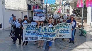 Marcha de los banquitos: jubilados volvieron a marchar por la Peatonal en reclamo de una vejez digna