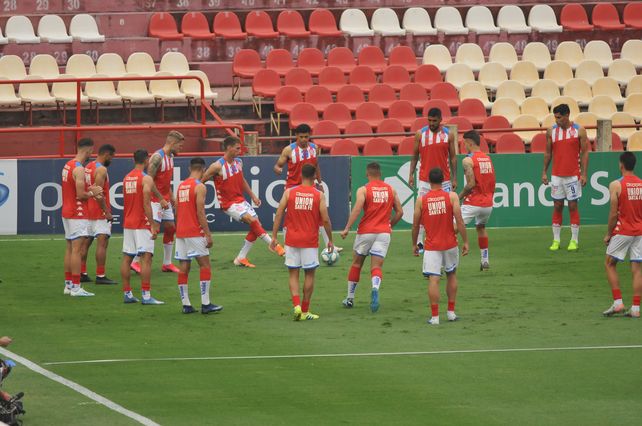 Unión llevó 23 jugadores a Tucumán para jugar con Atlético.
