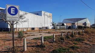 Postales de la zona de boliches en estado de abandono.