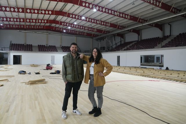 Martín y Luciana siguen de cerca el armado del piso del estadio principal de Arena Sports.
