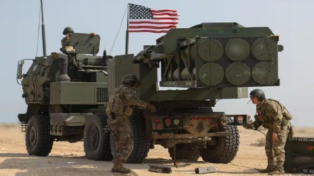 Estados Unidos lanza nuevos ataques contra Irán en respuesta al derribo de un helicóptero.