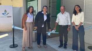 El presidente comunal de Chapuy, Jorge Marmiroli, junto a la senadora, Leticia Di Gregorio impulsaron las gestiones para contar con el cajero en la localidad.