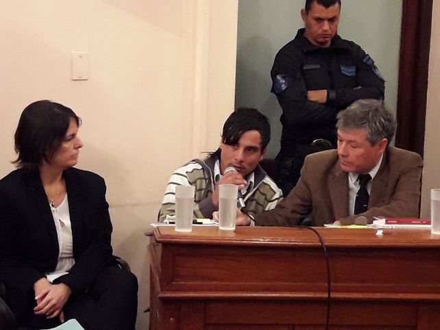 Sebastián Wagner condenado a prisión perpetua rodeado por sus abogados.&nbsp;