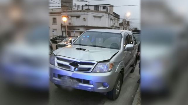 Impacto. Así quedó la Toyota Hilux tras colisionar con la motociclista.&nbsp;