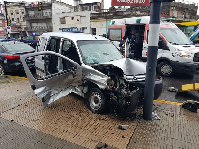 La Berlingo fue chocado en el lateral y posteriormente impactó contra el semáforo. (Foto: @leodelga2)