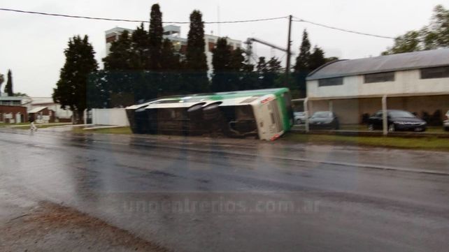 En plena lluvia, volcó un colectivo en el Parque Industrial de Paraná
