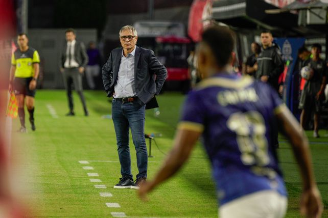 El primer partido de Ariel Holan al frente de Central fue en cancha de Estudiantes.