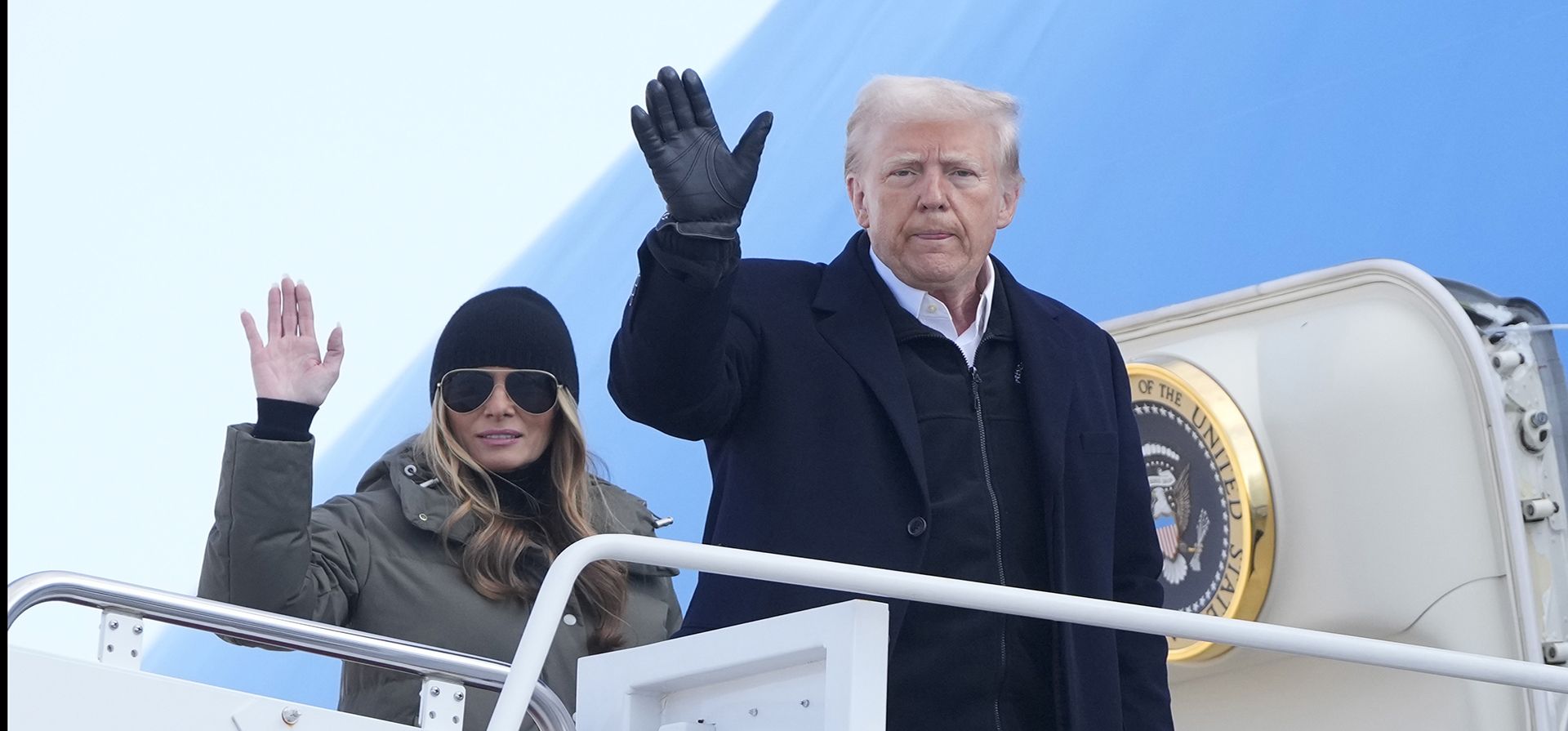El presidente Donald Trump y la primera dama Melania Trump saludan mientras abordan el Air Force One, el viernes 24 de enero de 2025, en la Base Conjunta Andrews, Maryland, para un viaje a Carolina del Norte y California. (Foto AP/Mark Schiefelbein) El presidente Donald Trump y la primera dama Melania Trump saludan mientras abordan el Air Force One, el viernes 24 de enero de 2025, en la Base Conjunta Andrews, Maryland, para un viaje a Carolina del Norte y California. (Foto AP/Mark Schiefelbein)