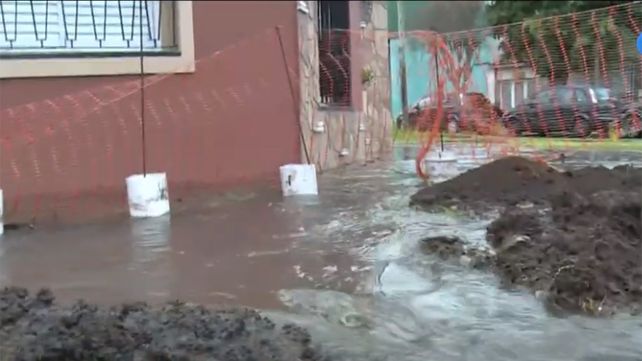 Se rompió un caño en zona norte y una calle se transformó en un río con cascada incluida