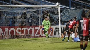 Con ojos bien abierto. Josué Reinatti se mostró seguro en el arco de Newells. Más allá de que Atlético Tucumán no lo inquietó mucho, el juvenil arquero cumplió.