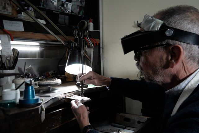 Alberto Viale en su taller de Arroyito: “Ser joyero siempre fue mi estilo de vida porque gracias a eso pude formar mi familia. Tengo como 50 años de joyero