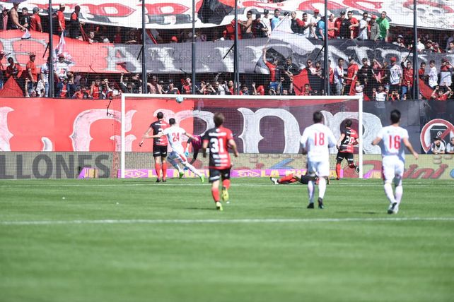 Newells aplastó a Huracán y salió de la zona del descenso