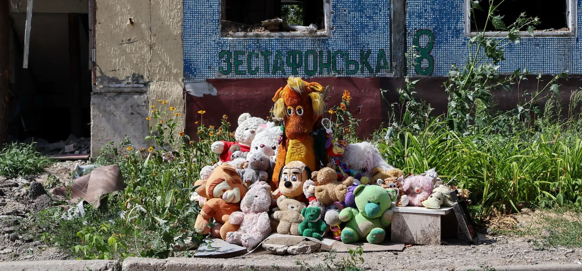 Zaporizhzhia, Ucrania. Un memorial construido con peluches fuera de un edificio en recuerdo de los niños muertos en un ataque con cohetes rusos. Fotografía: Andriy Andriyenko/Sopa Images/Shutterstock Zaporizhzhia, Ucrania. Un memorial construido con peluches fuera de un edificio en recuerdo de los niños muertos en un ataque con cohetes rusos. Fotografía: Andriy Andriyenko/Sopa Images/Shutterstock