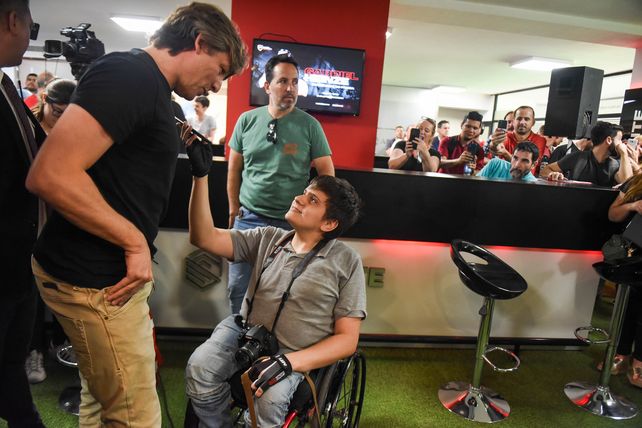 El DT le da una nota a Lucas Romero, jugador de básquet adaptado del club y estudiante de periodismo.