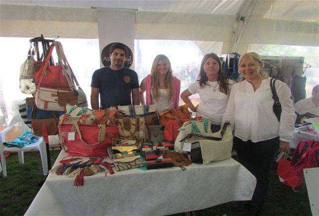 Las integrantes del grupo tuvieron la oportunidad de exponer sus artesanías en la feria que se realizó en Recreo