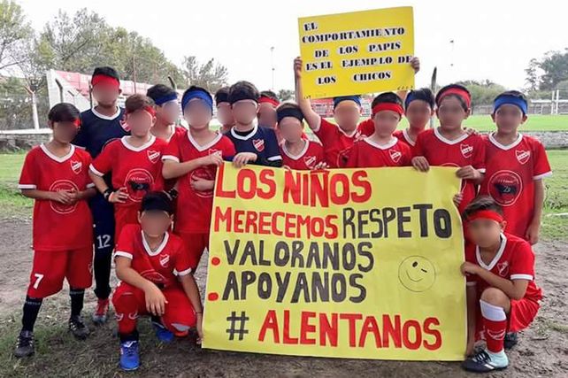 Los chicos dieron el ejemplo que no supieron dar los grandes. (Foto:&nbsp;@CammiSena)