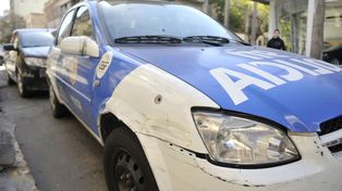 Las marcas de la bala en el móvil policial.