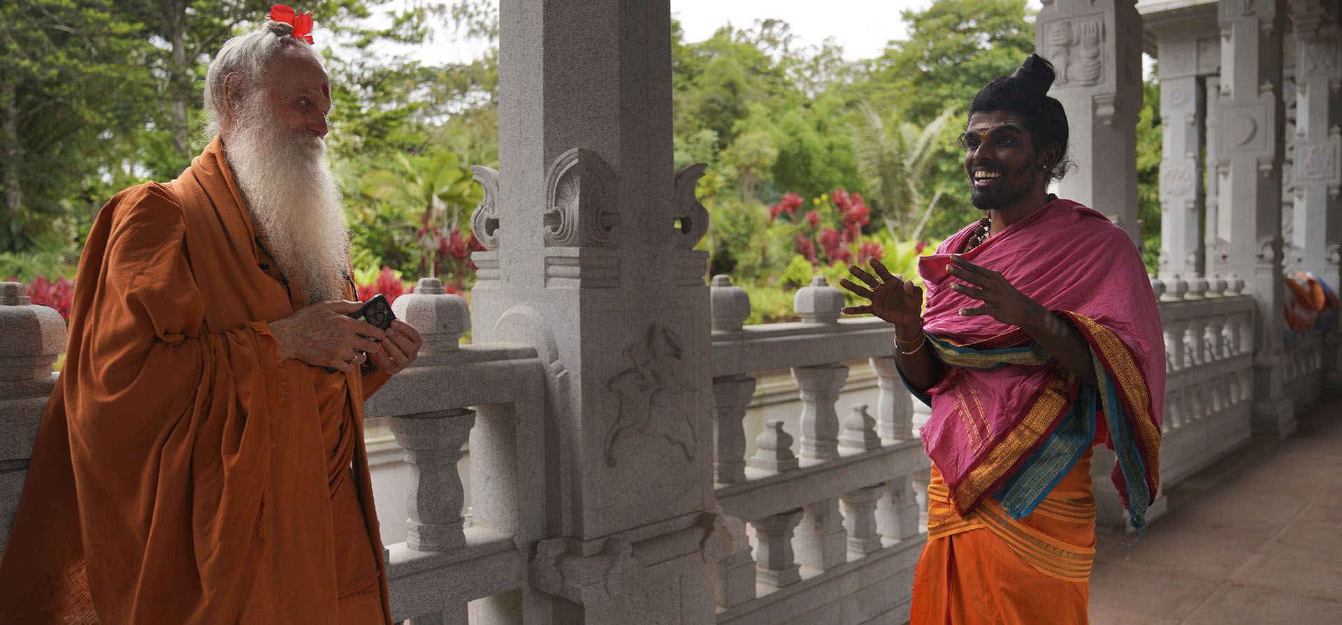 Monjes budistas del templo de Iraivan, en el monasterio hindú de Kauai el 9 de julio de 2023, en Kapaa, Hawaii. (Foto AP/Jessie Wardarski) Monjes budistas del templo de Iraivan, en el monasterio hindú de Kauai el 9 de julio de 2023, en Kapaa, Hawaii. (Foto AP/Jessie Wardarski)