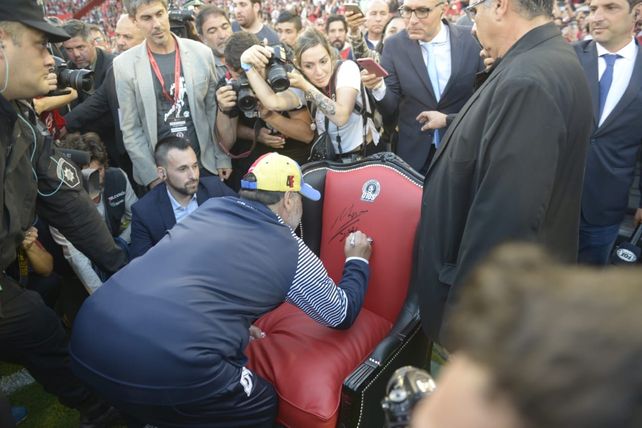 Newells rindió pleitesía a un Maradona que no pudo evitar las lágrimas