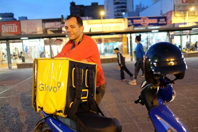 Edgar Dominguez es un abogado venezolano que vino a Rosario y a la fecha de la nota trabajaba en Glovo.