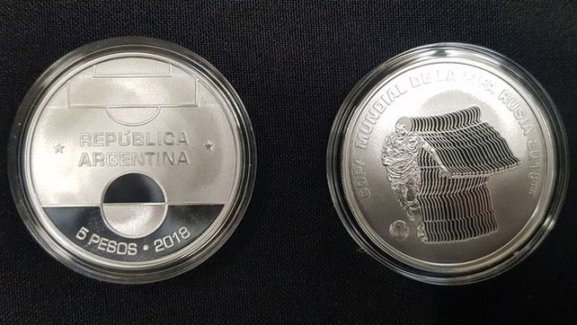 El modelo de la moneda conmemorativa de este año tiene en su frente la imagen de un jugador en movimiento con la pelota de fútbol