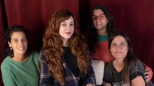 El equipo de Católicas por el Derecho a Decidir junto a la conductora Pupina Plomer, parte del podcast Decisiones, sobre acceso al aborto legal.