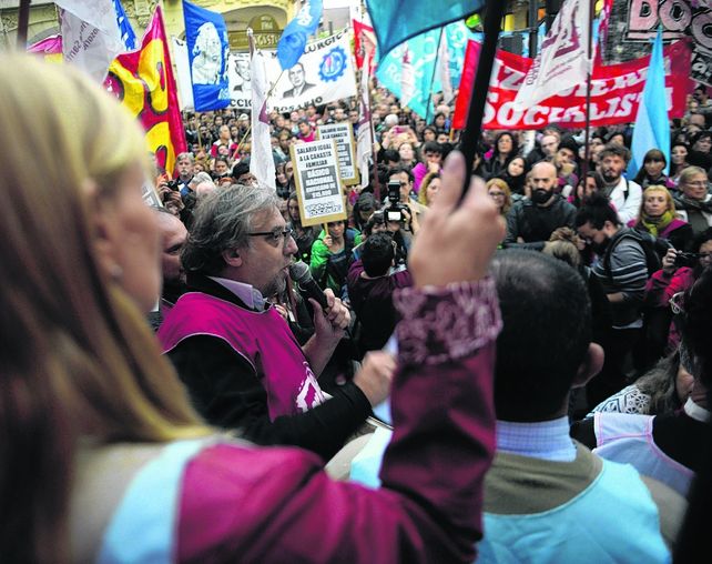 no a la represión. Los docentes reclamaron ayer en Corrientes y Córdoba y hoy se movilizarán.