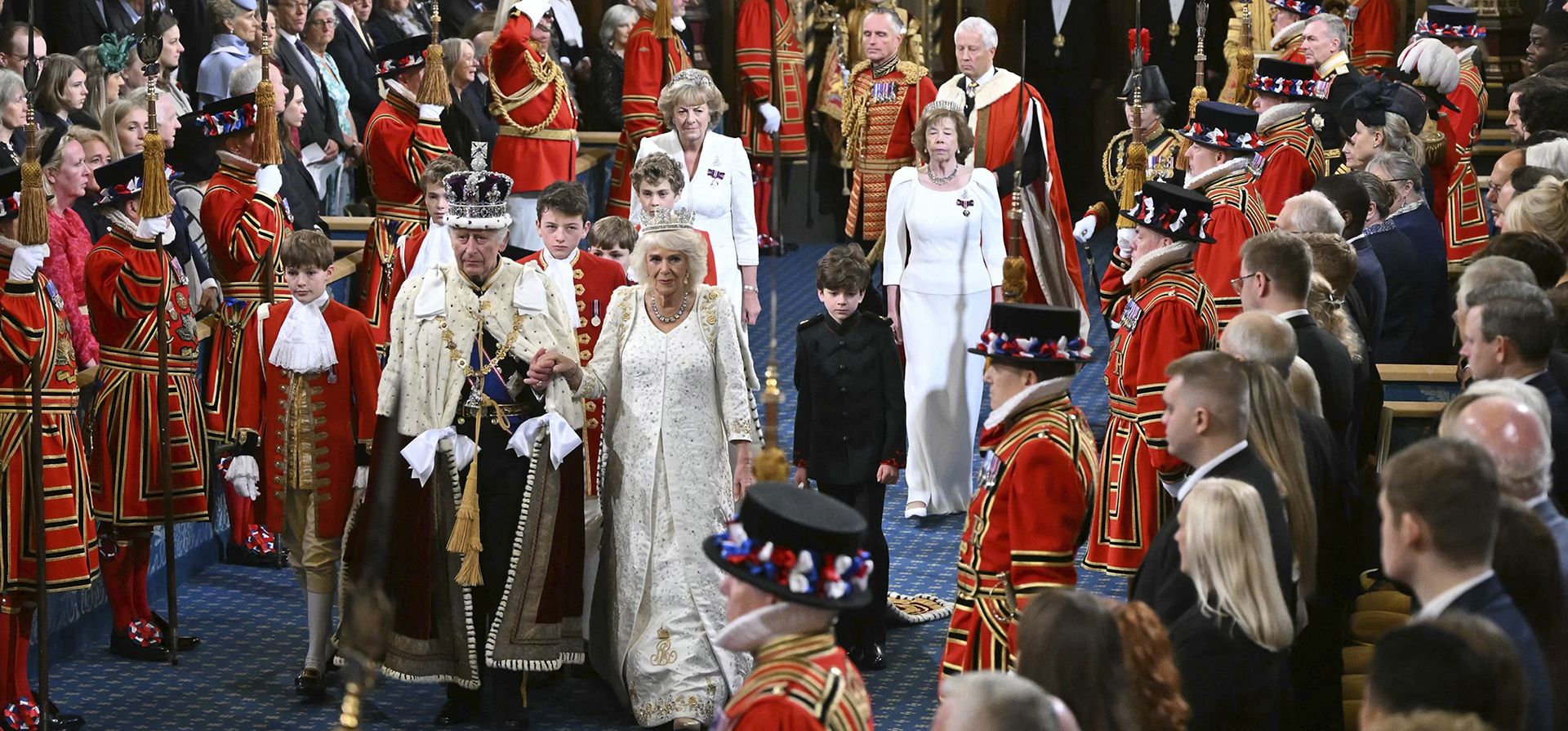 El rey Carlos III de Gran Bretaña, con la corona estatal imperial y la túnica de Estado, y la reina Camilla de Gran Bretaña, con la diadema estatal de Jorge IV, caminan por la Galería Real durante la apertura estatal del Parlamento en las Casas del Parlamento, en Londres, el martes. 7 de noviembre de 2023. (Justin Tallis/Pool Photo vía AP) El rey Carlos III de Gran Bretaña, con la corona estatal imperial y la túnica de Estado, y la reina Camilla de Gran Bretaña, con la diadema estatal de Jorge IV, caminan por la Galería Real durante la apertura estatal del Parlamento en las Casas del Parlamento, en Londres, el martes. 7 de noviembre de 2023. (Justin Tallis/Pool Photo vía AP)