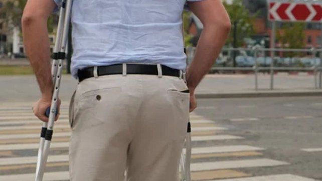 La víctima estaba en la parada del colectivo cuando fue abordado por delincuentes 