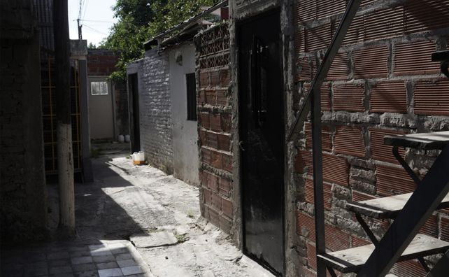 Frente a la puerta negra se desplomó el jóven herido de bala.
