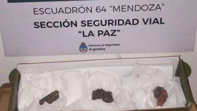 Las piedras que un pasajero transportaba de Mendoza a Santa Fe. Serían meteoritos o partes de ellos.