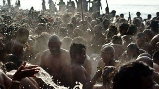 Millones de hindúes se bañan en el Ganges por la celebración de Maha Kumbh Mela