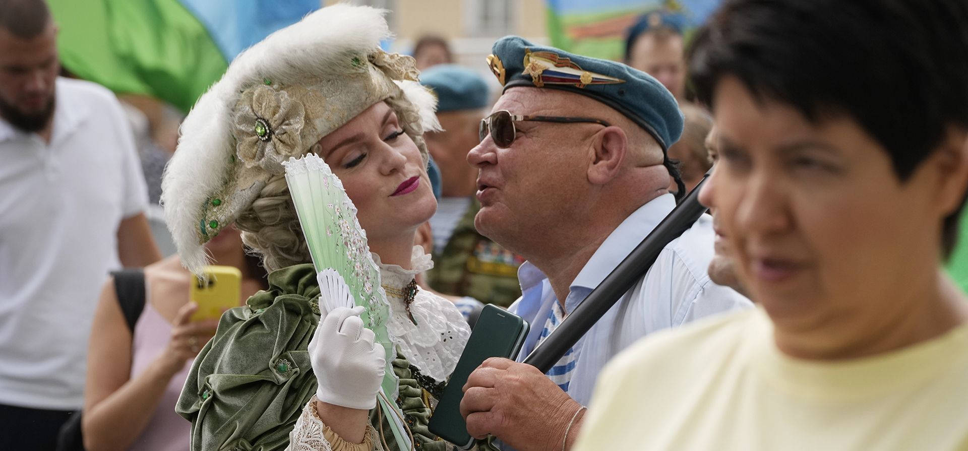 Un exparacaidista besa a una actriz callejera durante la celebración del Día de los Paracaidistas en San Petersburgo, Rusia, el miércoles 2 de agosto de 2023. Las Fuerzas de Paracaidistas de Rusia celebran el 93° aniversario del establecimiento de las fuerzas aerotransportadas de Rusia. (Foto AP/Dmitri Lovetsky)