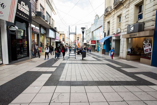 Desalojan a los manteros de la Peatonal por venta ilegal y deslealtad comercial
