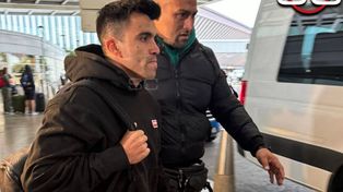 Acuña llegó a Ezeiza este martes por la mañana y fue recibido por un seguridad de River.