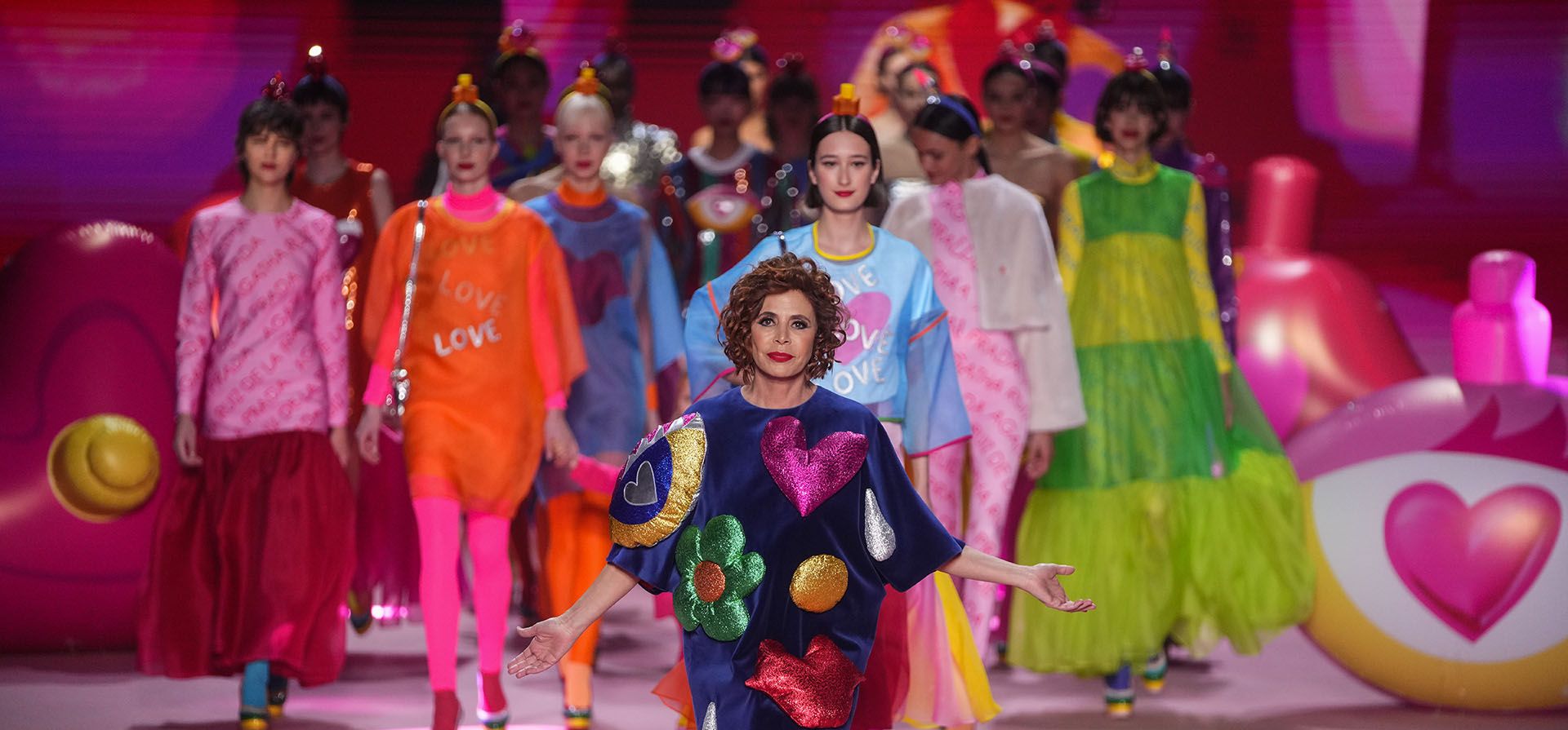 La diseñadora española Agatha Ruiz de la Prada saluda durante la Semana de la Moda en Madrid, España, el jueves 16 de febrero de 2023. (Foto AP/Manu Fernández)