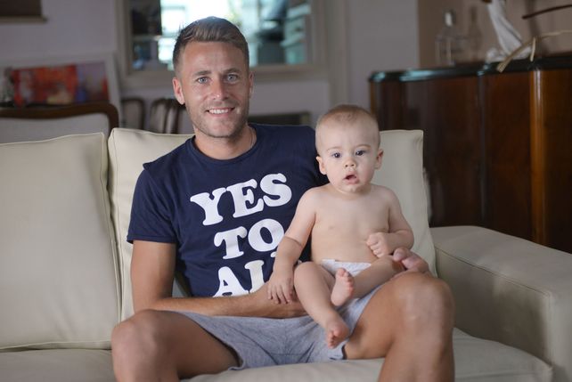 En familia. Nicolás Ledesma junto a su hijo Valentino. El delantero fue el punto más alto del Decano en la primera fase de la temporada.&nbsp;