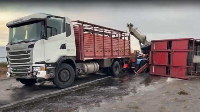 El camión volcó en la autopista a Santa Fe