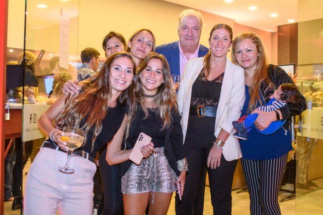 Antonella Picciau, Cindi Bravi, Vanesa Ramírez, Elvira Bergamini, Omar y Ana Antolini y Verónica Albarracín