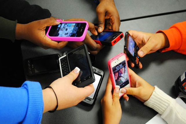 Los adictos al teléfono son menos felices