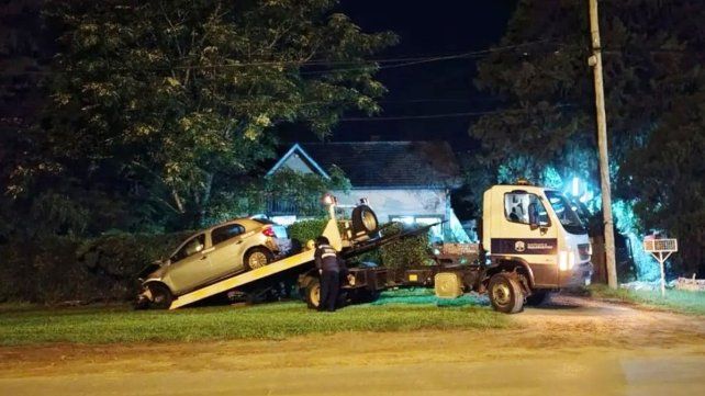 Un conductor alcoholizado chocó contra un árbol. El control de alcoholemia le dio 2