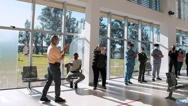 Así fue el emotivo regreso al hospital del director de Iturraspe tras recuperarse de Covid-19